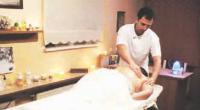 Maciej Czarny podczas wykonywania masażu relaksacyjnego
